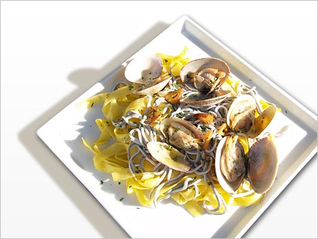 Cintas de pasta fresca con Angulis y almejas
